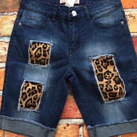 SALE NWT L&B Denim Shorts W/ Leopard - Picture 2 of 5
